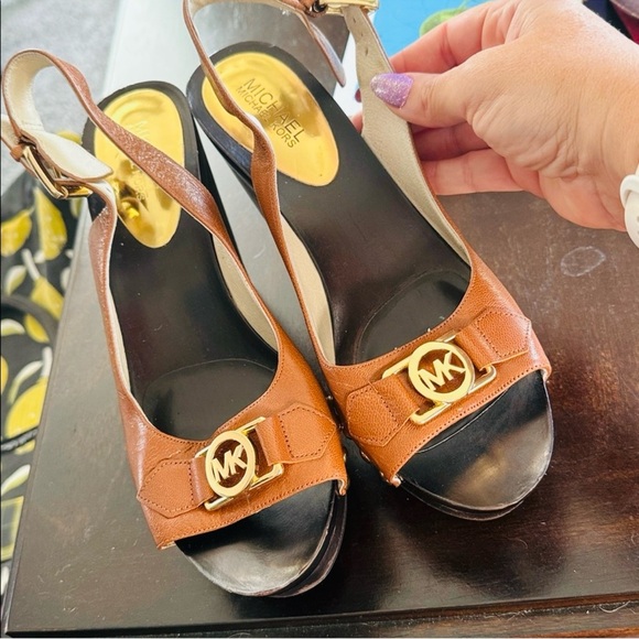 Michael Kors Tan Leather Slingback Sandals Heels Gold Designer sz 9 shoes camel - Picture 10 of 10